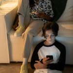 Adolescenti, smartphone e attenzione: cosa sta cambiando davvero nello sviluppo dei ragazzi